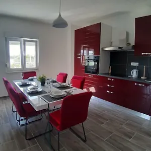 https://holiday-house-ivan-donji-zemunik.hotelinzadar.com